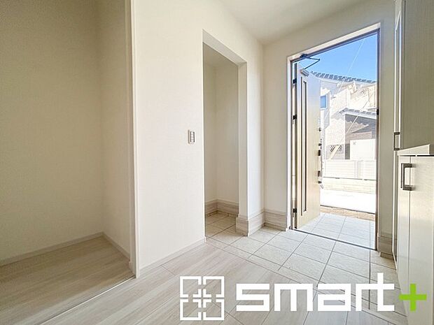 ~お出かけ前の身だしなみも~ ・シューズボックスに姿見をご用意。 ・朝の忙しい時間もお出かけ前にパっと服装をご確認いただけます。