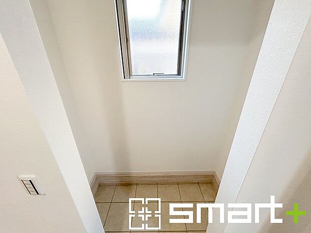 〜シューズインクロークをご用意〜 ・追加の靴置きとしてはもちろん、ベビーカーやゴルフ・スキーなど趣味の用具の置場としてもご利用いただけます。 ・玄関が広がる事で開放感のある空間となります。 