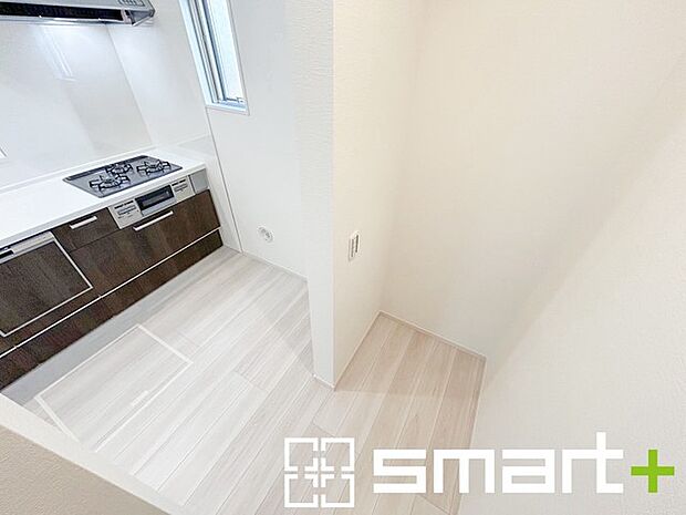 ~パントリーのあるお住まい~ ・キッチン横にパントリー(食糧庫)をご用意。買い溜めした食材などはもちろん、ティッシュなどの置場としてもご利用いただけます。 ・ぜひ現地でご確認くださいませ。