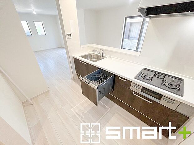 ~人気のカウンターキッチン~ ・キッチンは人気のカウンタータイプを採用。「ご家族の顔が見える」造りです。 ・蛇口に浄水器が内蔵されているなど機能面でも優れた仕様です。