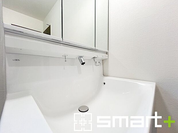 〜シャワー付き洗面台を採用〜 ・洗面台の蛇口がホースで伸びシャワーとしてご利用可能。 ・朝の寝ぐせ直しなどにシャワーを使いたい時、洗面台の掃除をする際にも便利にお使いいただけますよ。 