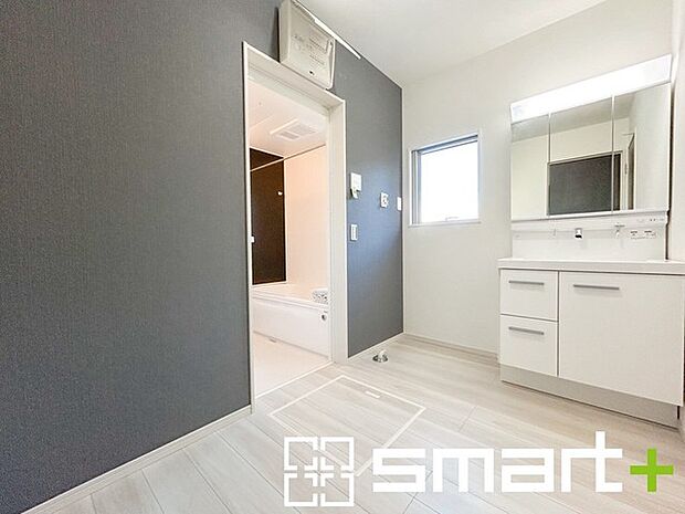 ~余裕のある広さの洗面スペース~ ・洗面スペースを大きめに取る事でリネン置場などにも困らず、洗濯なども楽々行っていただけます。 ・洗面が広い物件は意外と少ないので、ぜひご覧くださいませ。