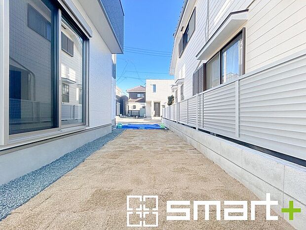 ~お庭もある余裕の敷地~ ・広々した敷地にはお庭もご用意。お庭があるだけで余裕を感じますね。 ・防草シートや人工芝の敷設などのオプションもお気軽にご相談くださいませ。