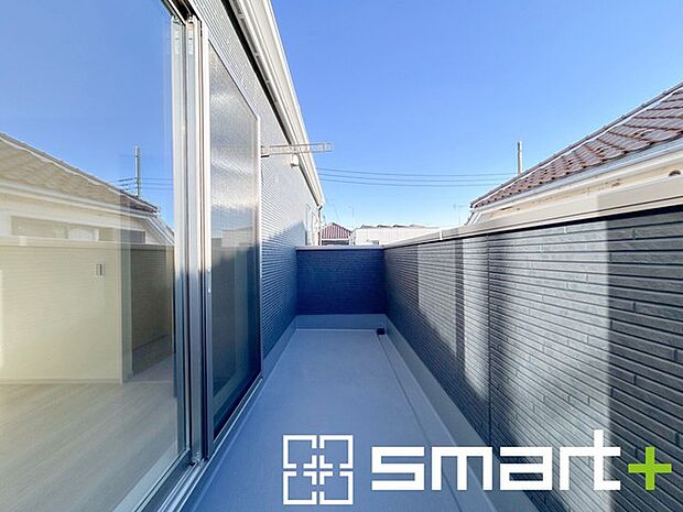 ~洗濯物も干しやすいバルコニー~ ・バルコニーには物干し竿受けが標準装備されております。 ・テラス屋根等のオプションもお気軽にご相談くださいませ。