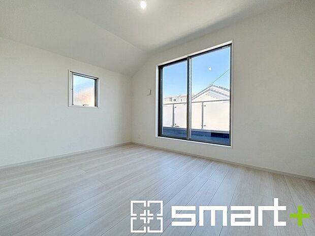 ~収納豊富な洋室~ ・各居室に備え付けの収納をご用意。タンスなどを置く場合と比べ出っ張らないので部屋の中を有効のご活用いただけます。 ・収納の広さなどぜひ現地でご確認くださいませ。