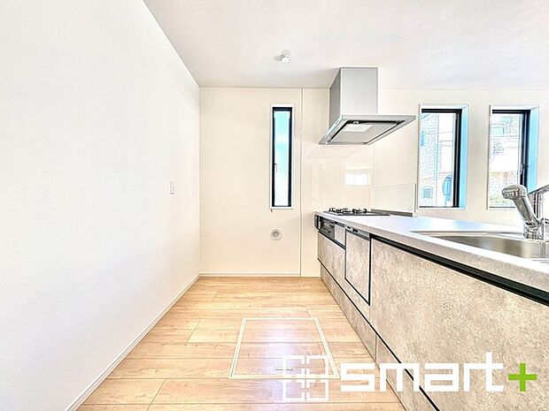 ~人気のカウンターキッチン~ ・キッチンには余計な柱が無いので、リビングが見渡せ開放感のある造りとなっております。 ・蛇口には浄水器が内蔵されるなど機能面でも優れたキッチンです。