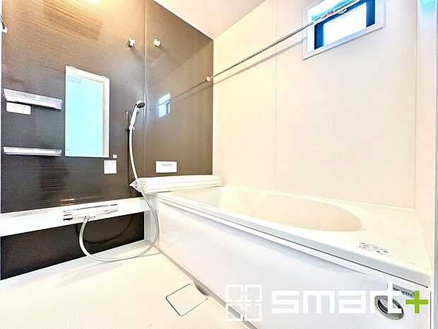 ~暖房乾燥機付きの浴室~ ・ヒートショック対策にもなる浴室暖房を標準装備。冬場でも暖かくしてからご入浴が可能です。 ・もちろん乾燥機も付いておりますので、雨の日でも洗濯物を干せますよ。