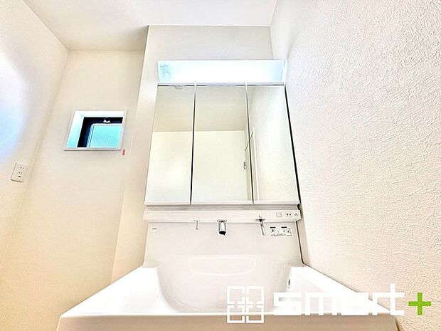 ~人気の三面鏡を採用~ ・洗面台は三面鏡仕様なので鏡の角度を変える事で頭の後ろの方までご確認可能です。 ・鏡の裏が収納になっておりますので、洗面台周りもスッキリと片付きます。