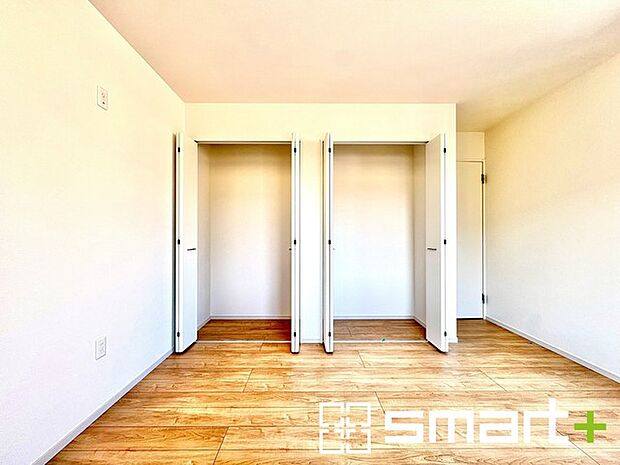 ~憧れのクローゼット~ ・居室にクローゼットを設ける事で季節ものや趣味の用具などもスッキリと収納可能です。 ・ぜひ現地でその便利さをご体感くださいませ。