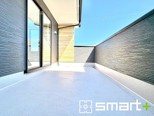 ~ワイドバルコニーを採用~ ・バルコニーはワイドタイプなので、洗濯物を沢山干す事が可能です。 ・テラス屋根などのオプションもお気軽にご相談くださいませ。