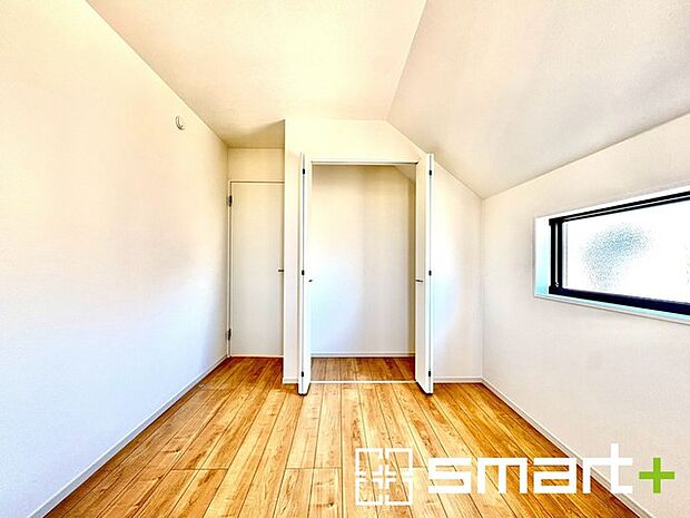 ~オプション施行もお任せください~ ・フローリングの変色など劣化を軽減し、水をこぼした場合などにも防いでくれるフロアコーテイングが人気となっております。 ・オプション施行もお任せください。