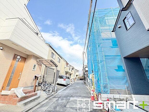 〜閑静な住宅街の立地〜 ・周辺は閑静な住宅街となっておりますので、静かな暮らしをご実現いただけます。 ・前面道路の交通量も多くないので、小さなお子様がいるご家庭でもご安心ですね。 