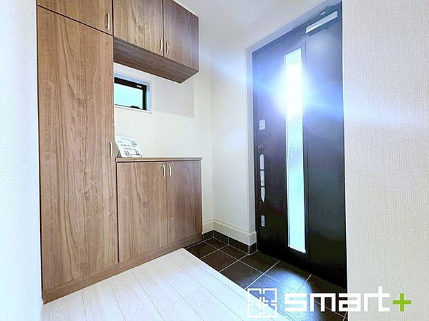 ~穏やかな陽が入る玄関~ ・窓に加えて玄関ドアのガラス部分からも穏やかな陽が入り、明るい玄関になります。 ・備え付けのシューズボックスはたっぷりしまえて玄関がスッキリ片付きますね。