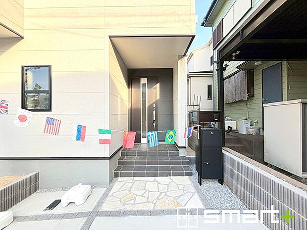 〜宅配ボックスを標準装備〜 ・ネットショッピングが当たり前になった今の時代に嬉しい宅配ボックスを標準装備。 ・お仕事や外出の際もお荷物の受取が可能です。 