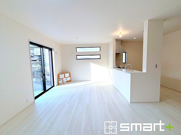 ~穏やかな陽の入るLDK~ ・大きな窓のあるLDKは陽当りも良好で明るい空間となっております。 ・ご家族団らんなど過ごす時間の多いLDKが明るいのは嬉しいポイントですね。