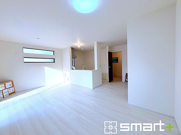 ~家族団らんにピッタリの広々リビング~ ・自然の光が降り注ぐ明るいLDKは家族団らんにピッタリ。 ・出来立てのお料理を運ぶのにも、後片付けもラクラクのカウンターキッチン。