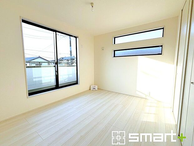 ~明るく暖かな光が差し込む洋室~ ・大きな窓からたっぷりの光が舞い込み、お部屋全体を優しく包み込んでくれます。 ・大容量の収納スペースで整理整頓しやすく、生活空間が広がりますね。