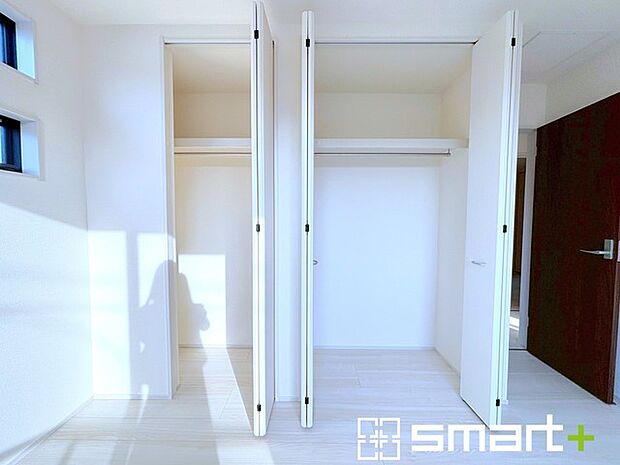 〜収納豊富な洋室〜 ・各居室に備え付けの収納をご用意。タンスなどを置く場合と比べ出っ張らないので部屋の中を有効のご活用いただけます。 ・収納の広さなどぜひ現地でご確認くださいませ。 