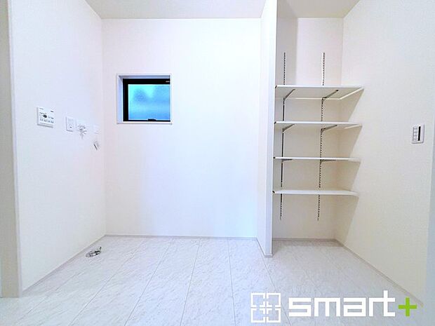 ~収納も充実の洗面所~ ・洗面所にはリネンスペースを設ける事でタオルや洗剤などの置場にも困りません。 ・意外とリネンスペースがある物件は少ないので、ぜひ現地でその魅力をご確認ください。