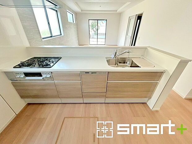 〜人気のカウンターキッチン〜 ・キッチンには余計な柱が無いので、リビングが見渡せ開放感のある造りとなっております。 ・蛇口には浄水器が内蔵されるなど機能面でも優れたキッチンです。