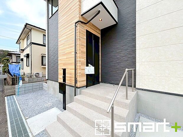 ~モニター付きインターフォン~ ・今では当たり前になってきたモニター付きのインターフォンも付いております。 ・来客時に誰が来たかすぐにわかりますので、防犯性に優れます。