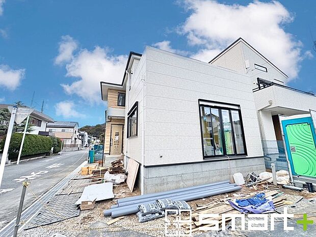 〜ベタ基礎でしっかりとした土台〜 ・コンクリートの中に鉄筋を配し強度を高めた「ベタ基礎」を採用。 ・しっかりとした土台を造ったうえで、その上に建物が築造されていきます。 