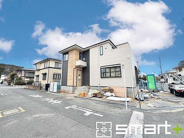 〜十分な広さのある前面道路〜 ・前面道路は約6ｍございますので、お車でのすれ違いも楽々で余計なストレスがかかりません。 ・日々お車での移動が多い方には大切なポイントですね。 