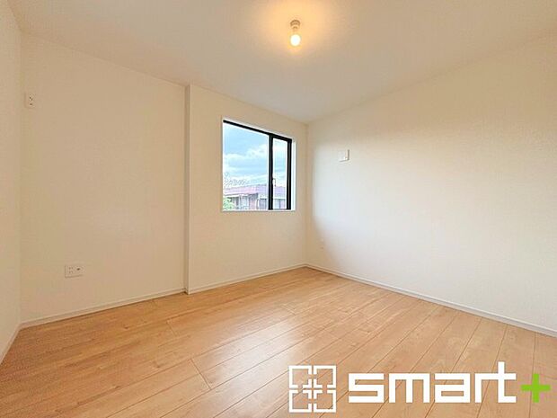 ~収納豊富な洋室~ ・各居室に備え付けの収納をご用意。タンスなどを置く場合と比べ出っ張らないので部屋の中を有効のご活用いただけます。 ・収納の広さなどぜひ現地でご確認くださいませ。