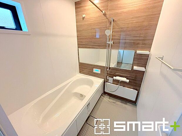 ~暖房乾燥機付きの浴室~ ・ヒートショック対策にもなる浴室暖房を標準装備。冬場でも暖かくしてからご入浴が可能です。 ・もちろん乾燥機も付いておりますので、雨の日でも洗濯物を干せますよ。