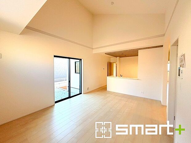 〜窓からはたっぷりの陽光〜 ・穏やかな陽だまりに包まれる居心地の良いＬＤＫは、ご家族が自然と集まる憩いのスペースに。 ・出来立てのお料理を運ぶのにも、後片付けもラクラクのカウンターキッチン。 