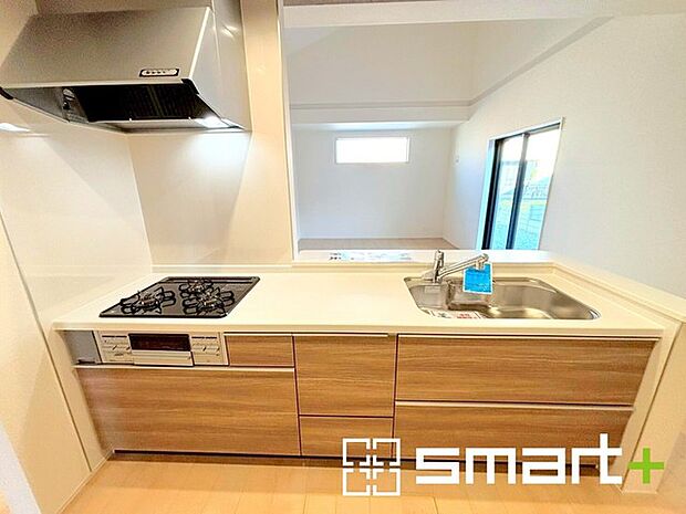 〜人気のカウンターキッチン〜 ・キッチンには余計な柱が無いので、リビングが見渡せ開放感のある造りとなっております。 ・蛇口には浄水器が内蔵されるなど機能面でも優れたキッチンです。 