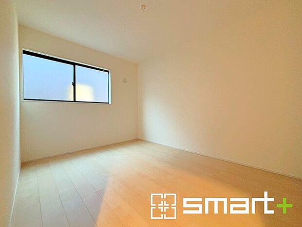 〜自然な風合いの洋室〜 ・ナチュラルな色彩で纏められた洋室は家具のコーディネートもしやすくなっております。 ・どんな家具にするか考えるだけでも楽しくなってきますね。 