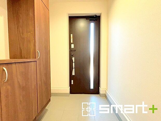 ~穏やかな陽が入る玄関~ ・玄関ドアにガラス部分を設ける事で穏やかな陽の入る玄関になります。 ・備え付けのシューズボックスはたっぷりしまえて玄関がスッキリ片付きますね。