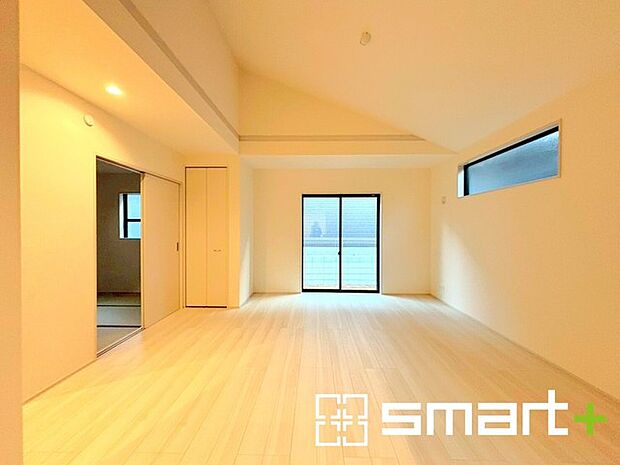 ~穏やかな陽の入るLDK~ ・大きな窓のあるLDKは陽当りも良好で明るい空間となっております。 ・ご家族団らんなど過ごす時間の多いLDKが明るいのは嬉しいポイントですね。