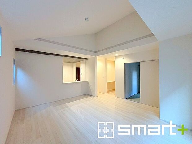 ~家族団らんにピッタリの広々リビング~ ・自然の光が降り注ぐ明るいLDKは家族団らんにピッタリ。 ・隣接の和室を続き間として利用すれば24帖の広々空間になります。