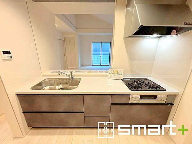 ~人気のカウンターキッチン~ ・キッチンは人気のカウンタータイプを採用。「ご家族の顔が見える」造りです。 ・蛇口に浄水器が内蔵されているなど機能面でも優れた仕様です。