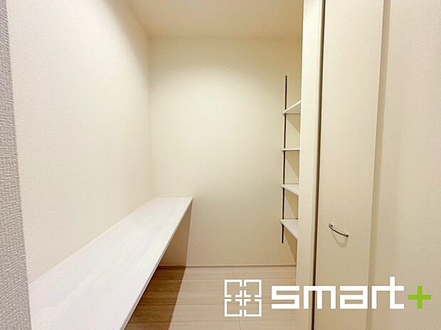 〜あると嬉しいパントリー〜 ・キッチン横にはパントリー付。便利な可動棚付きで食材や台所用品のストックもたくさん出来ます。 ・散らかりがちなキッチン周りがスッキリ片付いて毎日の家事も快適。