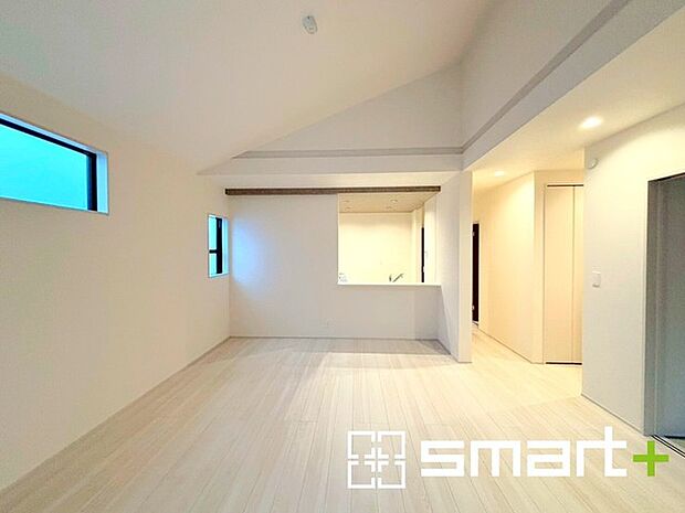 〜窓からはたっぷりの陽光〜 ・穏やかな陽だまりに包まれる居心地の良いＬＤＫは、ご家族が自然と集まる憩いのスペースに。 ・家事をしながらご家族との会話が楽しめる人気のカウンターキッチン。