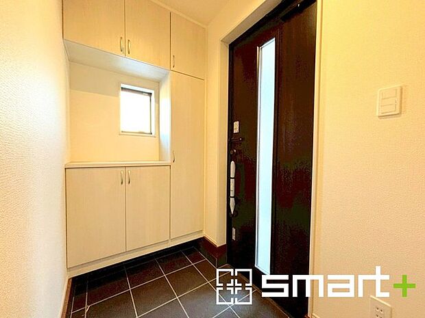 〜穏やかな陽が入る玄関〜 ・窓に加えて玄関ドアのガラス部分からも穏やかな陽が入り、明るい玄関になります。 ・飾り棚としても演出できるコの字型のシューズボックスは大容量の収納力。