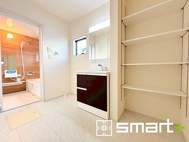 〜収納も充実の洗面所〜 ・洗面所にはリネンスペースを設ける事でタオルや洗剤などの置場にも困りません。 ・意外とリネンスペースがある物件は少ないので、ぜひ現地でその魅力をご確認ください。 