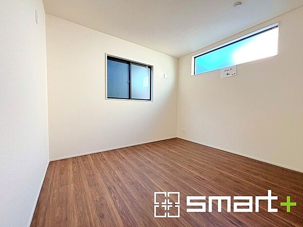 〜2面採光の明るいお部屋〜 ・洋室は2面採光とする事で穏やかな陽の入る明るい空間となっております。 ・くつろぎのプライベート時間を明るい空間で穏やかにお過ごしいただけます。 