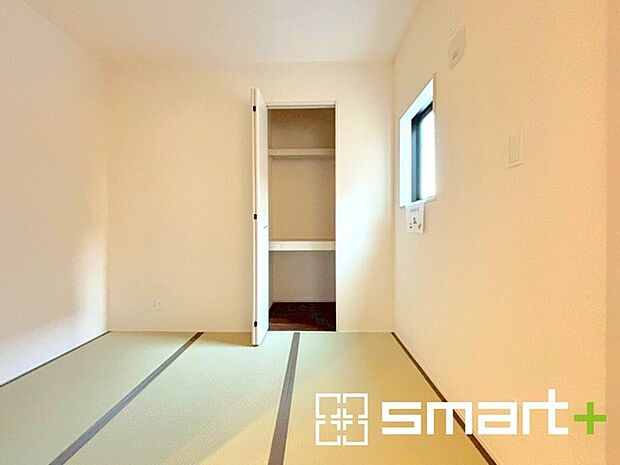 〜リビング横の和室〜 ・リビング横には開放感をプラスしてくれる和室。収納スペース付きで寝室にもお使いいただけます。 ・お子様のプレイルームやお昼寝、趣味のお部屋など、用途様々ですね。