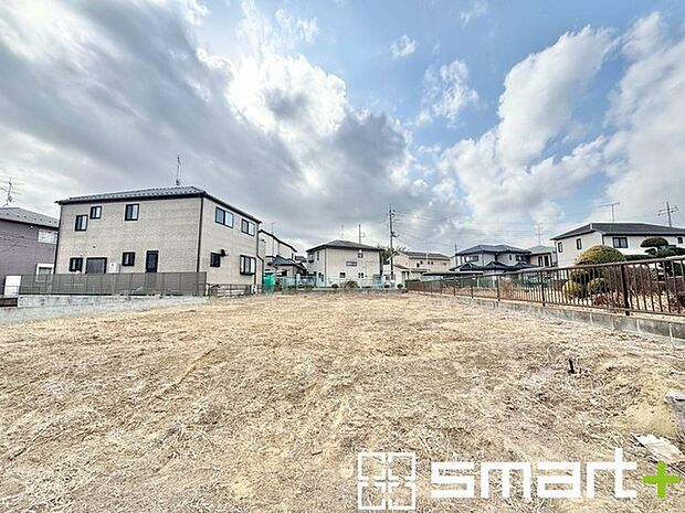 ~ベタ基礎でしっかりとした土台~ ・コンクリートの中に鉄筋を配し強度を高めた「ベタ基礎」を採用。 ・しっかりとした土台を造ったうえで、その上に建物が築造されていきます。