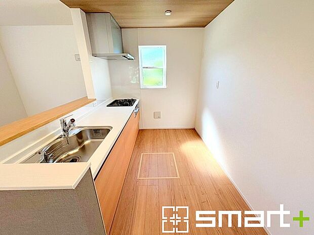 ~使い勝手の良いシステムキッチン~ ・料理がしやすい設計のキッチンでお料理もはかどりますね。 ・もちろんキッチン下部は収納になっておりますので、フライパンなども収納可能です。
