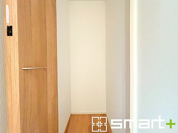 ~憧れのクローゼット~ ・居室にクローゼットを設ける事で季節ものや趣味の用具などもスッキリと収納可能です。 ・ぜひ現地でその便利さをご体感くださいませ。