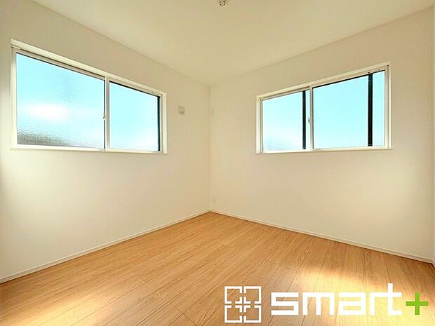 ~2面採光の明るいお部屋~ ・洋室は2面採光とする事で穏やかな陽の入る明るい空間となっております。 ・くつろぎのプライベート時間を明るい空間で穏やかにお過ごしいただけます。