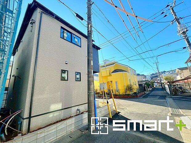 〜閑静な住宅街の立地〜 ・周辺は閑静な住宅街となっておりますので、静かな暮らしをご実現いただけます。 ・前面道路の交通量も多くないので、小さなお子様がいるご家庭でもご安心ですね。 