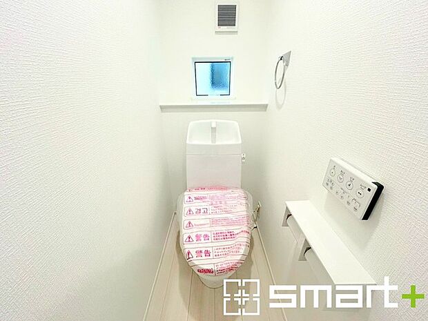 ~小窓付きの明るいトイレ~ ・使用後や掃除の際には新鮮な空気を取り込み換気ができます。 ・背面のスペースにちょっとした棚を設置すれば、トイレットペーパーのストックなども置けますね。