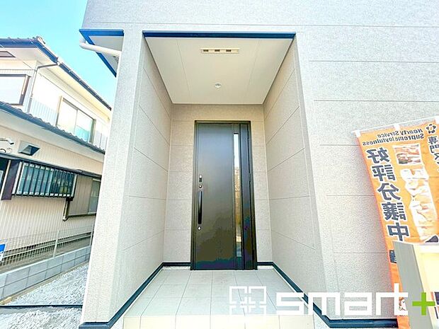 ～広々したお庭のある邸宅～ ・余裕の敷地には広いお庭もご用意。 ・ガーデニングや安らぎの空間として、倉庫を置いたりと様々な活用が可能です。 ・人工芝の敷設などもお気軽にご相談くださいませ。 