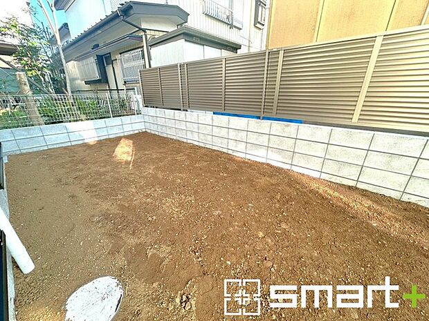 ~広々したお庭のある邸宅~ ・余裕の敷地には広いお庭もご用意。 ・ガーデニングや安らぎの空間として、倉庫を置いたりと様々な活用が可能です。 ・人工芝の敷設などもお気軽にご相談くださいませ。